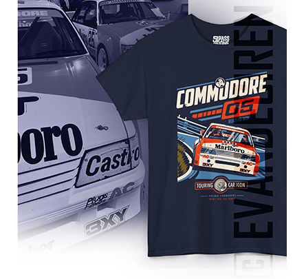 Holden Commodore | Built to Win – mockup T-Shirt navy con illustrazione motorsport Holden Commodore by evandeciren.ch