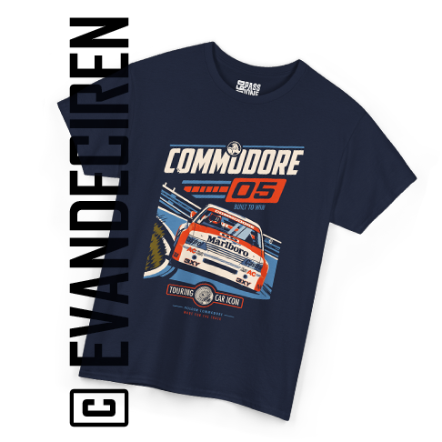 Holden Commodore | Built to Win – T-Shirt blu navy con grafica racing Holden Commodore disegnata da evandeciren.ch